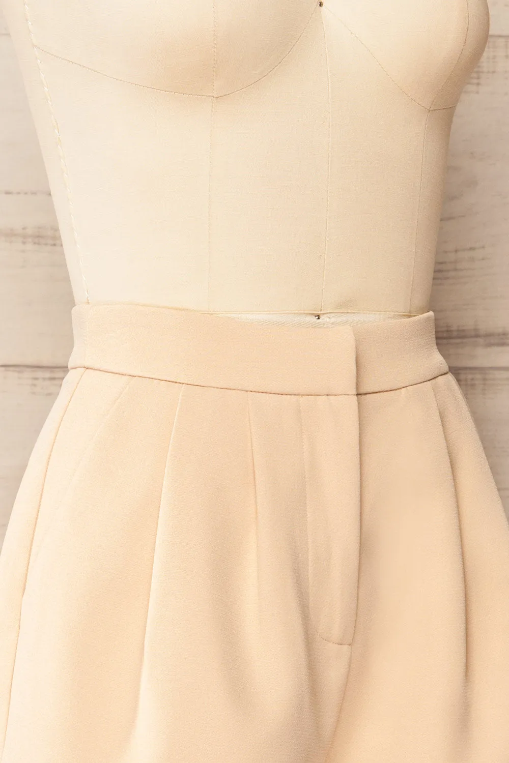 Lonsdale Beige | High-Waisted Shorts w/ Pockets